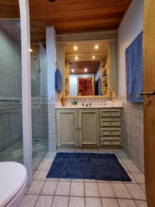 ein Badezimmer mit Dusche, Waschbecken und Spiegel in der Unterkunft Duplex aconchegante no Buganvilias Flat in Gramado