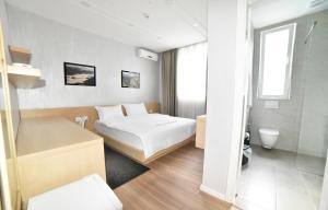 een hotelkamer met een bed en een badkamer bij Hotel Auto Grill Roberti in Tepelenë