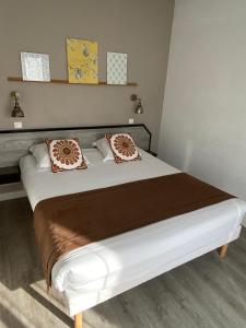 Posteľ alebo postele v izbe v ubytovaní Amadour Hôtel