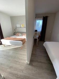 Posteľ alebo postele v izbe v ubytovaní Amadour Hôtel