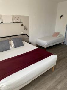 Posteľ alebo postele v izbe v ubytovaní Amadour Hôtel