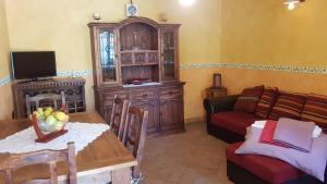 ein Wohnzimmer mit einem Sofa und einem Tisch in der Unterkunft Casa Vacanze SoleLuna in Montichiari