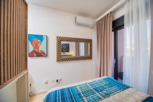 Giường trong phòng chung tại Soho City MK LUX Apartment