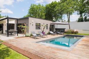 un cortile con piscina e una casa di Le Clos des Bleynoux a Saint-Étienne-de-Fontbellon