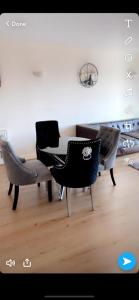 a living room with chairs and a table and a table and chairs at Solonzo apartment in North Woolwich