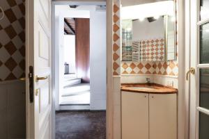 bagno con lavandino e specchio di Mila Apartments Magenta a Milano