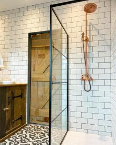 una ducha con puerta de cristal en un baño en Farndale House-Hot tub, en Amble 46 fotos más