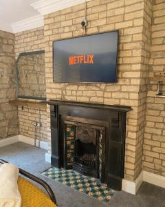 TV at/o entertainment center sa Farndale House-Hot tub