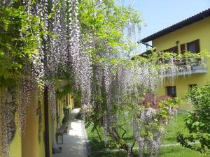a wreath of flowers hanging from a building at Agriturismo Tra Serra E Lago in Roppolo