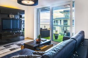 凯斯特海伊Sybill Suite的带沙发和大窗户的客厅