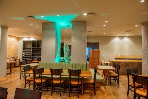 Um restaurante ou outro lugar para comer em San Diego Suítes Lourdes - OFICIAL