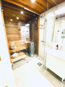 ein Bad mit einer Dusche und einem Waschbecken in der Unterkunft Ihana asunto - The Nest with Sauna in VAASA in Vaasa