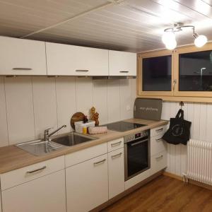 Η κουζίνα ή μικρή κουζίνα στο WHITE HOME IN AESCHI BEI SPIEZ