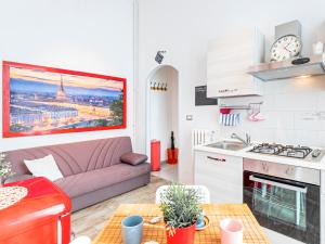 salon z kanapą i kuchnią w obiekcie Appartamento Via Po w Turynie