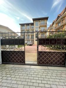 um portão aberto para um edifício com estacionamento em Hotel ANNA em Pizunda