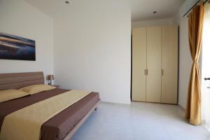 Una cama o camas en una habitación de 3-bedroom Apartment with views in Iz-Zebbug, Gozo