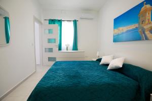 Una cama o camas en una habitación de 3-bedroom Apartment with views in Iz-Zebbug, Gozo