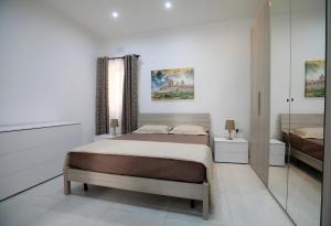 Una cama o camas en una habitación de 3-bedroom Apartment with views in Iz-Zebbug, Gozo