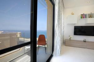 Una televisión o centro de entretenimiento en 3-bedroom Apartment with views in Iz-Zebbug, Gozo