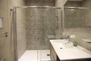Koupelna v ubytování 3-bedroom Apartment with views in Iz-Zebbug, Gozo + 18 fotografií