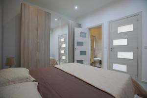 Tempat tidur dalam kamar di 3-bedroom Apartment with views in Iz-Zebbug, Gozo