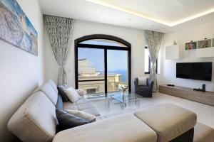 A seating area at 3-bedroom Apartment with views in Iz-Zebbug, Gozo