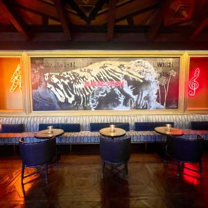 restauracja ze stołami i obrazem tygrysa w obiekcie Pod Times Square w Nowym Jorku