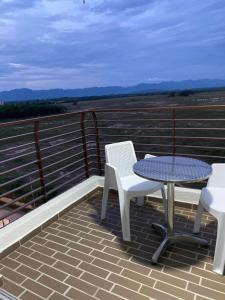 a patio with a table and chairs on a roof at Espectacular Apartamento VIP - 2 Hab. Ricaurte in Ricaurte