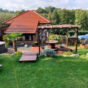 un patio trasero con mesa de picnic y cenador en Kuća za odmor Nanina bajka, en Beretinec