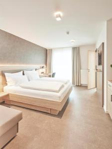 Säng eller sängar i ett rum på Gästehaus Bauer - Schlafen auf dem Weingut