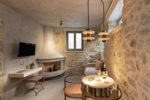 Televízia a/alebo spoločenská miestnosť v ubytovaní Inotropes Boutique Suites - Adults Only