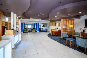 WinonaにあるHoliday Inn Express Hotel Winona North, an IHG Hotelのテーブルと椅子が備わる病院のロビー