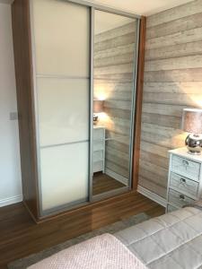 Баня в Double room with en-suite. Central for North West