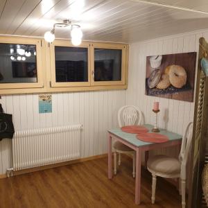 WHITE HOME IN AESCHI BEI SPIEZ في Aeschi bei Spiez: غرفة طعام مع طاولة وكراسي