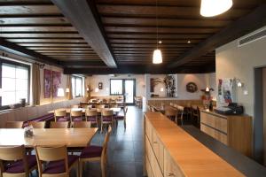 a dining room with wooden tables and chairs at Aircondition - Gästehaus Bauer - Schlafen auf dem urbanen Weingut in Heilbronn