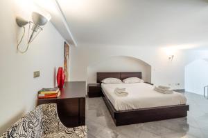 a bedroom with a bed and a desk and a chair at Esclusivo Loft In Porta Romana, a 250m dalla Bocconi in Milan