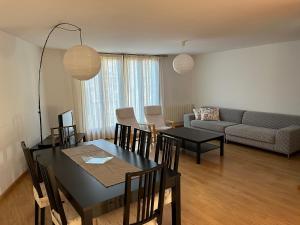 a living room with a table and chairs and a couch at Casa Damián del Baile Apartamentos in Benasque