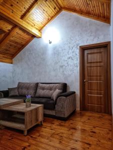 uma sala de estar com um sofá e uma mesa em Hotel Pavlović em Žabljak
