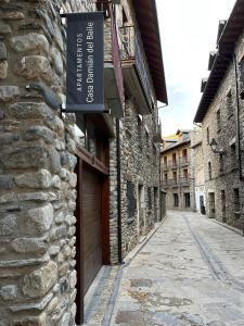 an alley with a sign on the side of a building at Casa Damian del Baile Apartamentos in Benasque