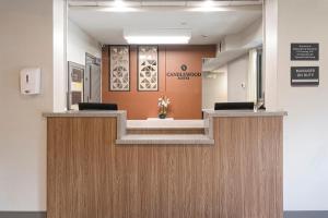 un couloir d'hôpital avec une salle d'attente avec deux chaises dans l'établissement Candlewood Suites East Lansing, an IHG Hotel, à Lansing