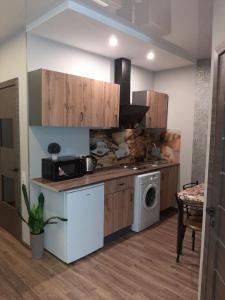 Kuchyň nebo kuchyňský kout v ubytování Апартаменты Дворец Спорта Новострой Маршал