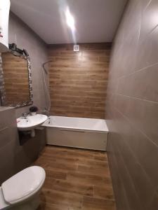 Phòng tắm tại Апартаменты Дворец Спорта Новострой Маршал