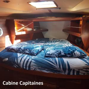 - un lit dans une chambre sur un bateau dans l'établissement 2 nuits insolites & 1 excursion voile à bord du voilier Mori Ora, à Orufara