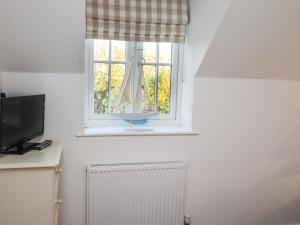 ファイリーにあるSTAKS Cottageの窓枠の模型船付き
