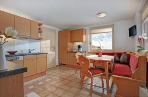 A kitchen or kitchenette at Migglwieshof