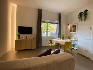 salon z kanapą i stołem w obiekcie Exclusive Loft Salerno Centro w mieście Salerno