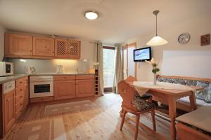 A kitchen or kitchenette at Migglwieshof Még 16 kép