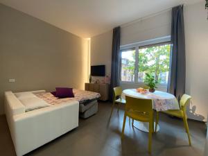 sypialnia z łóżkiem, stołem i oknem w obiekcie Exclusive Loft Salerno Centro w mieście Salerno