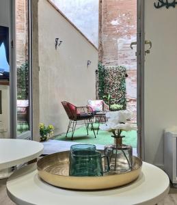um quarto com uma mesa e uma cadeira num quarto em Logis Sainte Claire em Montauban