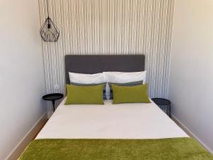 Кровать или кровати в номере Santo António Charming Flat